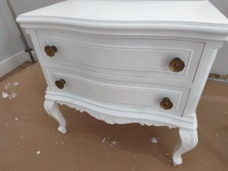 Mesitas de noche blancas estilo clásico lacadas