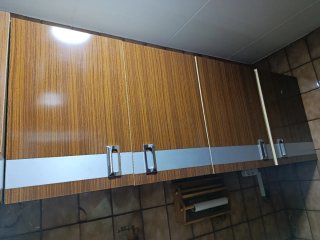 Mueble de cocina madera y metal. Antigua.