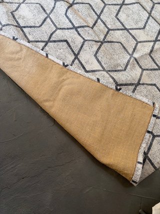 Alfombra geométrica beige y gris