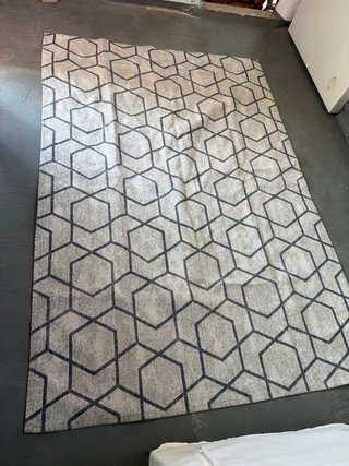 Alfombra geométrica beige y gris