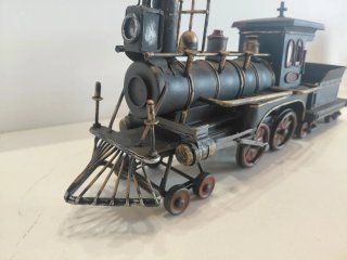 Tren de metal decorativo