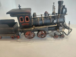 Tren de metal decorativo