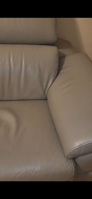 Sofá chaise longue de piel gris claro