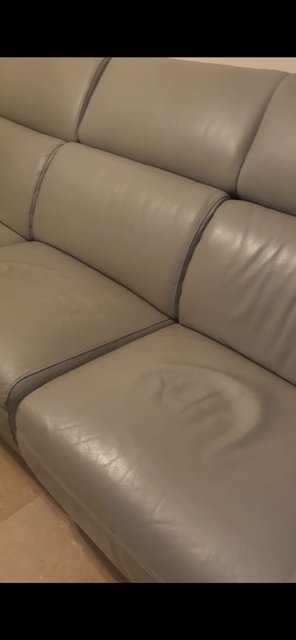 Sofá chaise longue de piel gris claro