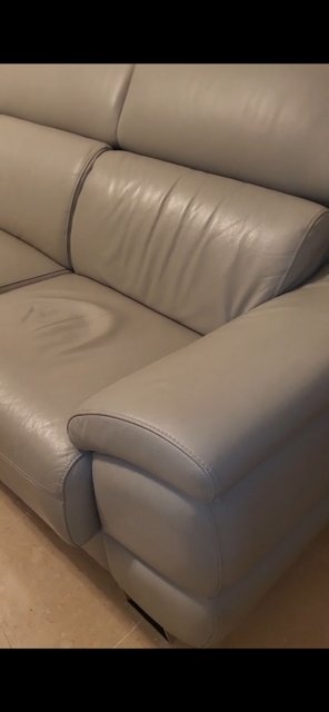 Sofá chaise longue de piel gris claro