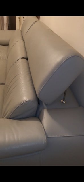 Sofá chaise longue de piel gris claro