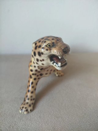Leopardo de porcelana firmado y numerado