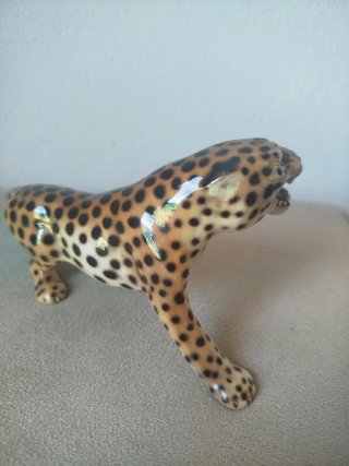 Leopardo de porcelana firmado y numerado