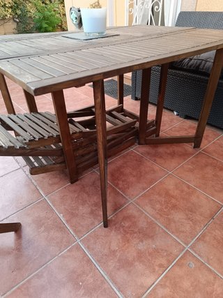 Mesa de jardín de madera con sillas