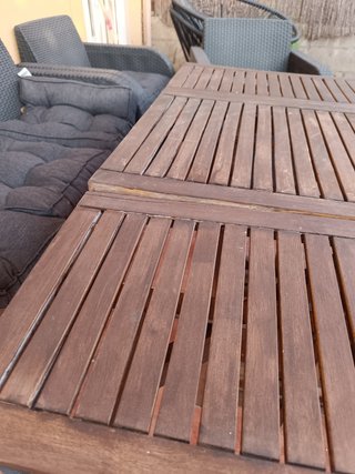 Mesa de jardín de madera con sillas