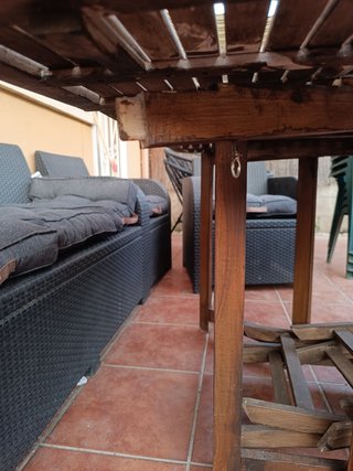 Mesa de jardín de madera con sillas