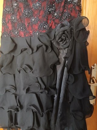 Vestido de fiesta rojo y negro