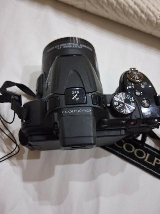 Cámara Nikon con tapa de objetivo