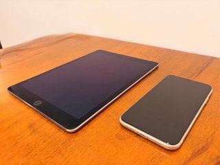 iPad Air 2 (32GB) + iPhone 11 (64GB)