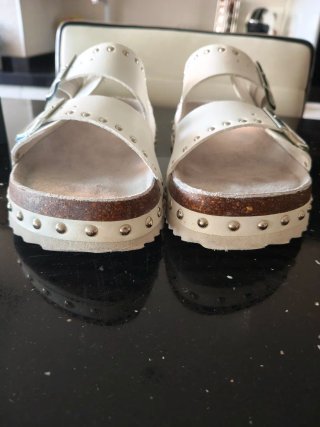 Sandalias blancas con tachuelas