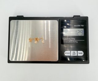 Pendiente combinado de oro 18k circonitas, 1.29 g.