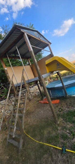 Tobogán con caseta de madera