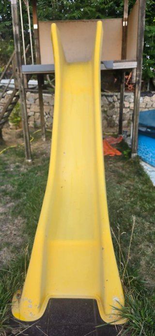 Tobogán con caseta de madera