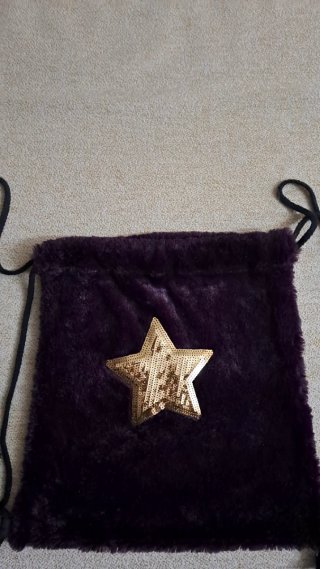 Mochila de pelo morada con estrella dorada