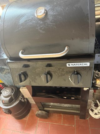 Barbacoa de metal negra seminueva