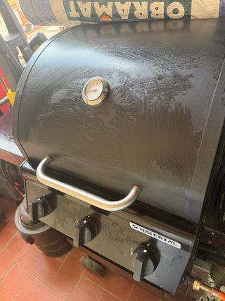 Barbacoa de metal negra seminueva