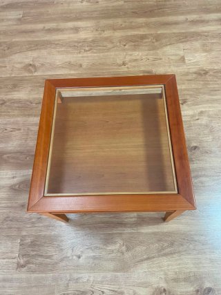 Mesa auxiliar de madera y cristal estilo vintage
