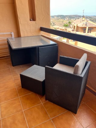 Mesa de terraza con cristal y ratán