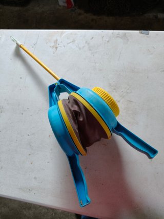 Sulfatadora manual azul y amarilla