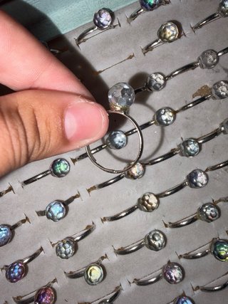 93 anillos con piedras brillantes multicolor