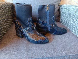Botines RUSSEL MATOS negros y azules