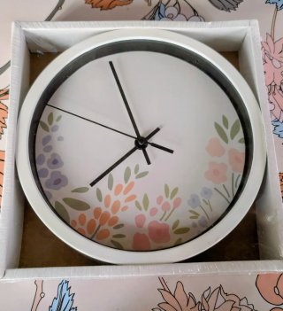 Reloj de pared floral blanco