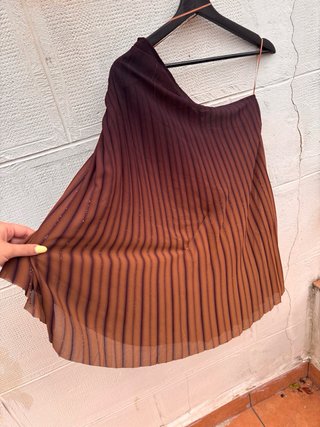 Blusa asimétrica plisada marrón