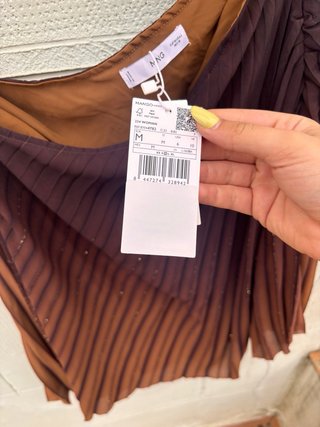 Blusa asimétrica plisada marrón