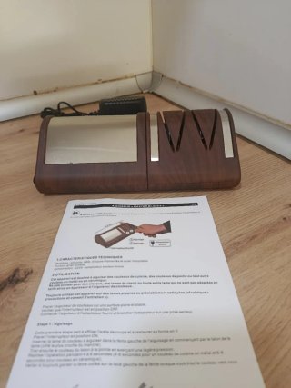 Afilador eléctrico marrón y plateado