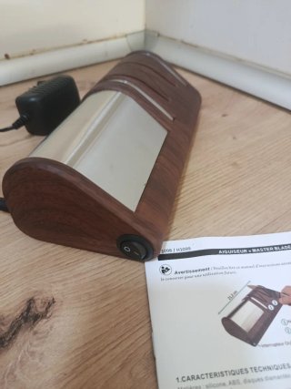 Afilador eléctrico marrón y plateado
