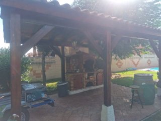 Pérgola de madera con tejado de tejas