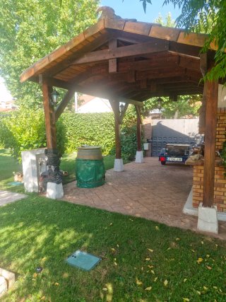 Pérgola de madera con tejado de tejas
