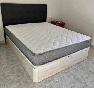 Canapé de madera con colchón