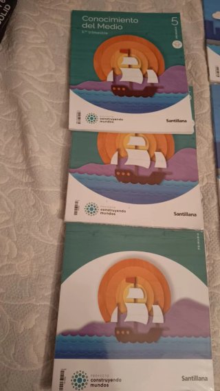Libros 5 primaria de matematicas , lengua y cono.
