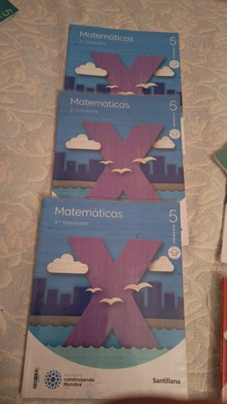 Libros 5 primaria de matematicas , lengua y cono.