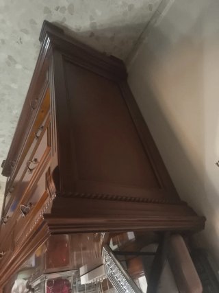 Cómoda de madera con espejo