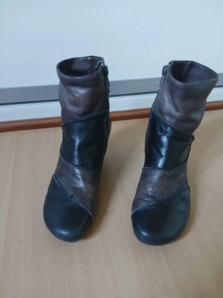 Botas de cuero marrones y negras