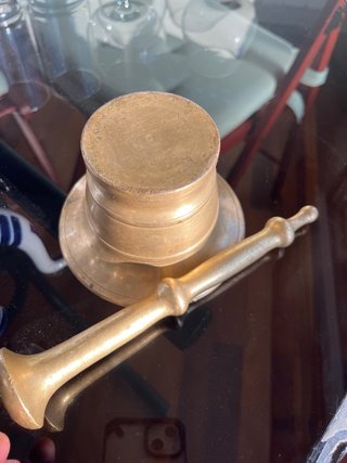 Mortero e mano di bronzo antico