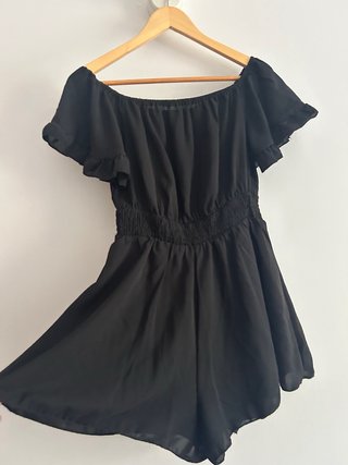 Mono corto negro hombros descubiertos