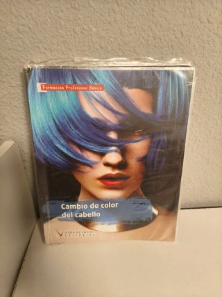 Muñeca y libros FP Peluquería