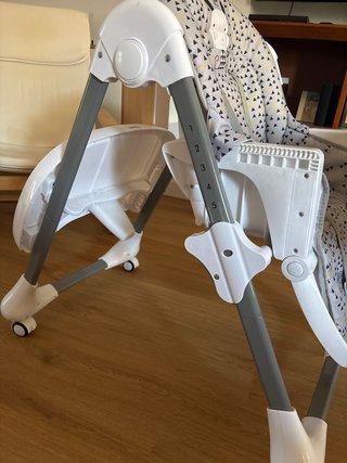 Trona de bebé con estampado de triángulos.