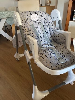 Trona de bebé con estampado de triángulos.
