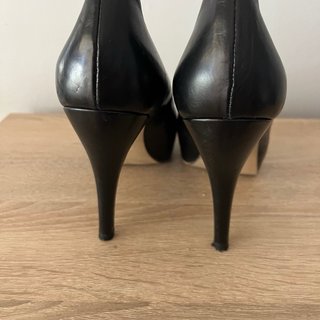 Tacones Peep-Toe Piel Negra Hechos a Mano