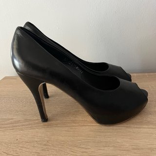 Tacones Peep-Toe Piel Negra Hechos a Mano