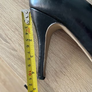 Tacones Peep-Toe Piel Negra Hechos a Mano